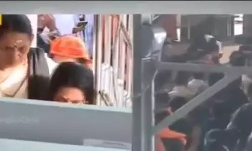 പ്രതിഷേധക്കാര്‍ ആദ്യം തടഞ്ഞു, പിന്നെ പിന്‍മാറി: സ്ത്രീകള്‍ ദര്‍ശനം നടത്തി