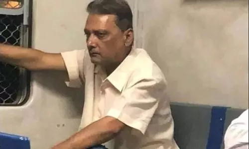 മുംബൈ ലോക്കല്‍ ട്രെയിനില്‍ ഈ  ‘രവി ശാസ്ത്രി’ എന്താണ് ചെയ്യുന്നത്... 