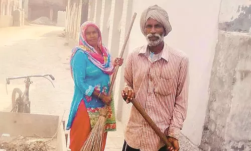 സഫായ് കരംചാരീസിന് മാസത്തില് കിട്ടുന്നത് 300 രൂപ; നാല് വര്ഷമായി അതും ലഭിച്ചിട്ട് സഫായ് കരംചാരീസിന് മാസത്തില് കിട്ടുന്നത് 300 രൂപ; നാല് വര്ഷമായി അതും ലഭിച്ചിട്ട്