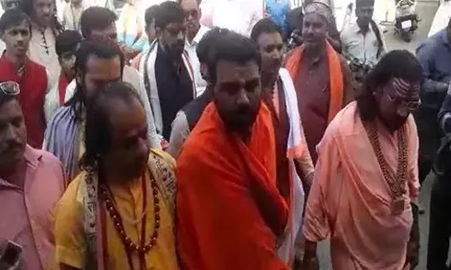 മധ്യപ്രദേശ് തെരഞ്ഞെടുപ്പില്‍ മത്സരിക്കാന്‍ ടിക്കറ്റിനായുള്ള ക്യൂവില്‍ സന്യാസിമാരും