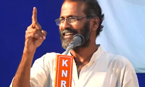 സുനില്‍ പി ഇളയിടത്തിന്റെ ഓഫീസില്‍ അതിക്രമം; നെയിം ബോര്‍ഡ് എടുത്ത് മാറ്റി, വാതിലില്‍ കാവി  ചിഹ്നം വരച്ചു