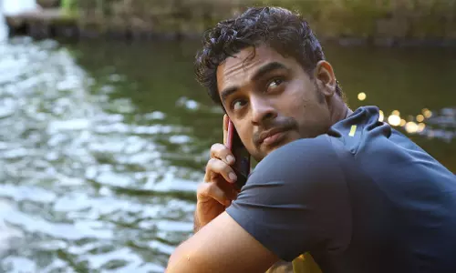 ഡ്യൂപ്പൊന്നും വേണ്ട,തല കീഴായി ടൊവിനോ;ഒരു കുപ്രസിദ്ധ പയ്യന്റെ മേക്കിംഗ് വീഡിയോ കാണാം