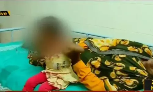 അർദ്ധരാത്രിയിൽ 60കാരിക്കും രണ്ടര വയസുള്ള കുട്ടിക്കും നേരെ പൊലീസ് അതിക്രമം