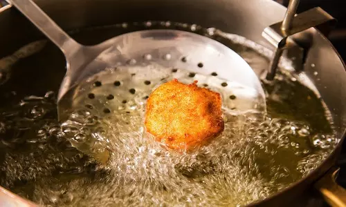 പൊരിക്കാനുപയോഗിച്ച എണ്ണ ബാക്കിയായാല്‍... 