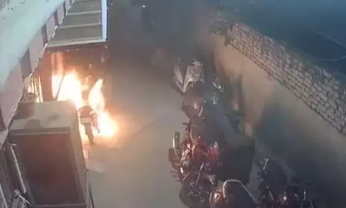 ദീപാവലി ആഘോഷിച്ചതാ... 18 വാഹനങ്ങള്‍ക്ക് തീവെച്ച്... 