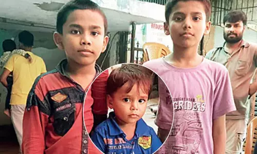 അനിയനെ തട്ടിക്കൊണ്ടുപോകാന് ശ്രമം; പിന്തുടര്ന്ന് രക്ഷപ്പെടുത്തി 10 വയസുകാരന്; സി.സി.ടി.വി ദൃശ്യങ്ങള് വൈറലാകുന്നു അനിയനെ തട്ടിക്കൊണ്ടുപോകാന് ശ്രമം; പിന്തുടര്ന്ന് രക്ഷപ്പെടുത്തി 10 വയസുകാരന്; സി.സി.ടി.വി ദൃശ്യങ്ങള് വൈറലാകുന്നു