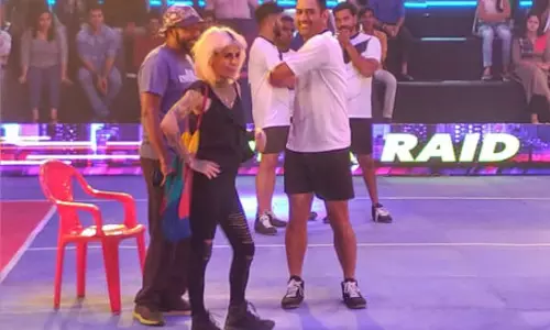 ക്രിക്കറ്റ് ​ഗ്രൗണ്ടിൽ മാത്രമല്ല, കബഡി കോര്‍ട്ടിലും ധോണി ഗില്ലി ഡാ..