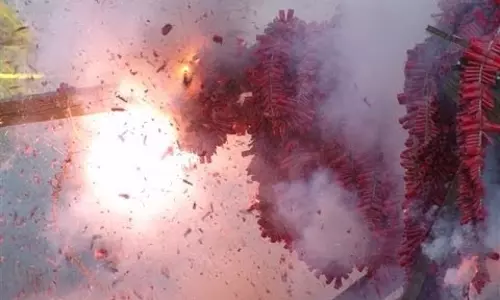 യു.പിയില്‍ 3 വയസുകാരിയുടെ വായിലിട്ട് പടക്കം പൊട്ടിച്ചു; കുട്ടി ഗുരുതരാവസ്ഥയില്‍