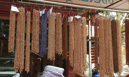 ശബരിമലയിലെ സംഘര്ഷം: ആളൊഴിഞ്ഞ് പൂജാ സ്റ്റോറുകള് ശബരിമലയിലെ സംഘര്ഷം: ആളൊഴിഞ്ഞ് പൂജാ സ്റ്റോറുകള്