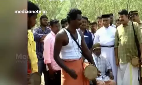 ആദിവാസികള്‍ക്കൊപ്പം ഉടുക്ക് കൊട്ടി മമ്മൂട്ടി