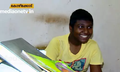 ജീവിതത്തില്‍ സങ്കടം മാത്രം; വരച്ചും പാടിയും അതിജീവിക്കുകയാണ് വിജയ്