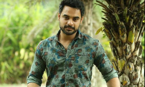 ലിപ് ലോക്ക് രംഗങ്ങള്‍ ഉയര്‍ത്തി പിടിച്ച്‌ വിമര്‍ശനങ്ങള്‍ സൃഷ്ടിക്കുന്നത് കപട സദാചാരമാണെന്ന് ടൊവിനോ