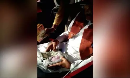 ബി.ജെ.പി മന്ത്രിയുടെ കാറില്‍ നിന്ന് 10 ലക്ഷം രൂപ കണ്ടെടുത്തു; വോട്ടര്‍മാരെ സ്വാധീനിക്കാനുള്ള ശ്രമമെന്ന് കോണ്‍ഗ്രസ്