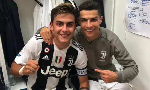 ഫ്രീകിക്കില് റൊണാള്ഡോക്ക് നിയന്ത്രണം, യുവന്റസ് തന്ത്രം ആരാധകര് കണ്ടെത്തിയത് ഈ ചിത്രത്തില് നിന്ന് ഫ്രീകിക്കില് റൊണാള്ഡോക്ക് നിയന്ത്രണം, യുവന്റസ് തന്ത്രം ആരാധകര് കണ്ടെത്തിയത് ഈ ചിത്രത്തില് നിന്ന്