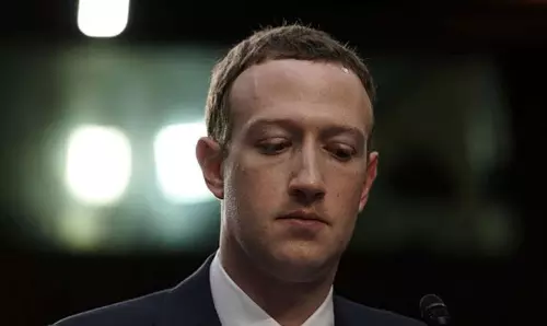 സക്കര്‍ബര്‍ഗിന്‍റെ കസേര തെറിക്കുമോ? സി.ഇ.ഒ സ്ഥാനം രാജി വെക്കണമെന്ന ആവശ്യവുമായി നിക്ഷേപകര്‍