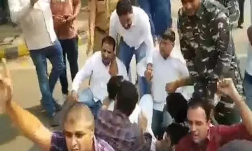 നോട്ട് അസാധുവാക്കലിന്റെ രണ്ടാം വാര്‍ഷികത്തില്‍ കോണ്‍ഗ്രസ് പ്രതിഷേധത്തിനിടെ സംഘര്‍ഷം