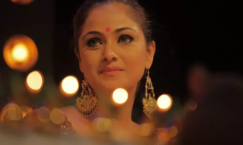 വിശ്വസിക്കാന്‍ സാധിച്ചില്ല,സത്യമാണോ എന്നറിയാന്‍ നുള്ളി നോക്കി;പേട്ടയുടെ പോസ്റ്റര്‍ കണ്ട് അന്തംവിട്ട് സിമ്രാന്‍