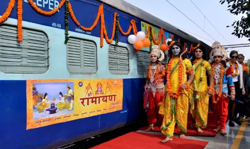 രാമായണ എക്സ്പ്രസ്സിന്റെ ആദ്യയാത്രയില് യാത്രക്കാര്ക്ക് അനുഗ്രഹം ചൊരിയാന് രാമനും സീതയും ഹനുമാനും രാമായണ എക്സ്പ്രസ്സിന്റെ ആദ്യയാത്രയില് യാത്രക്കാര്ക്ക് അനുഗ്രഹം ചൊരിയാന് രാമനും സീതയും ഹനുമാനും