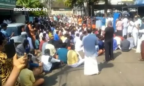 ഹര്ത്താലില് ബസ് തടഞ്ഞതിന് അറസ്റ്റിലായവരെ വിട്ടയക്കണം: ഹിന്ദു ഐക്യവേദി പ്രവര്ത്തകര് പൊലീസ് സ്റ്റേഷന് ഉപരോധിക്കുന്നു ഹര്ത്താലില് ബസ് തടഞ്ഞതിന് അറസ്റ്റിലായവരെ വിട്ടയക്കണം: ഹിന്ദു ഐക്യവേദി പ്രവര്ത്തകര് പൊലീസ് സ്റ്റേഷന് ഉപരോധിക്കുന്നു