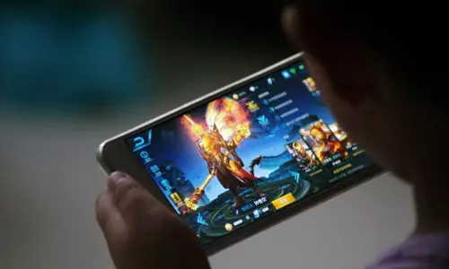 ഗെയിമിനടിമയായ മകനില് നിന്നും ഫോണ് പിടിച്ചുവാങ്ങി; പതിനാല് വയസുകാരന് ആത്മഹത്യ ചെയ്തു ഗെയിമിനടിമയായ മകനില് നിന്നും ഫോണ് പിടിച്ചുവാങ്ങി; പതിനാല് വയസുകാരന് ആത്മഹത്യ ചെയ്തു