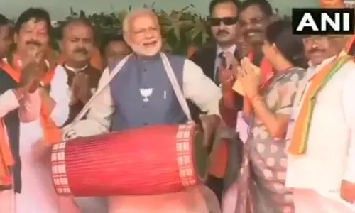 ഛത്തീസ്‌ഗഡില്‍ ധോലക് ചെണ്ട കൊട്ടി മോദി