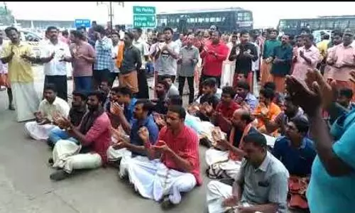 തൃപ്തി ദേശായിക്കെതിരെ വിമാനത്താവളത്തില് പ്രതിഷേധിച്ചവര്ക്കെതിരെ കേസ് തൃപ്തി ദേശായിക്കെതിരെ വിമാനത്താവളത്തില് പ്രതിഷേധിച്ചവര്ക്കെതിരെ കേസ്