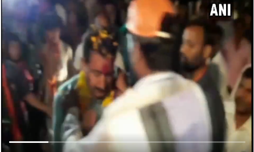 മധ്യപ്രദേശില്‍ ബി.ജെ.പി സ്ഥാനാര്‍ത്ഥിക്ക് ചെരിപ്പുമാല അണിയിച്ച് സ്വീകരണം