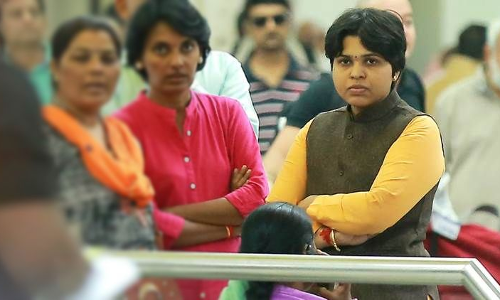 തൃപ്തി ദേശായിക്കെതിരെ മുംബൈയിലും പ്രതിഷേധം: എയര്‍പോര്‍ട്ടില്‍ നിന്ന് പുറത്തുകടക്കാനായില്ല