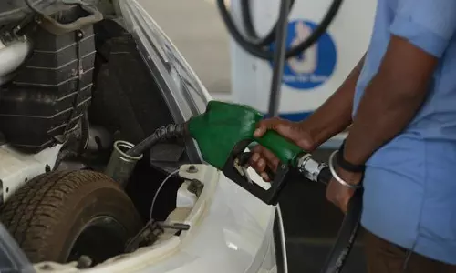 പെട്രോള്‍, ഡീസല്‍ വില വീണ്ടും കുറഞ്ഞു; അറിഞ്ഞിരിക്കേണ്ട അഞ്ച് കാര്യങ്ങള്‍