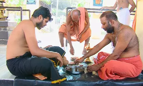 മല കയറാന്‍ മാലയിട്ടെങ്കിലും പിന്നെ ഇവരത് ഊരി