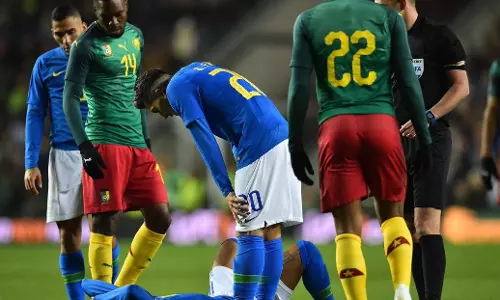 കളിച്ചത് ഏഴ് മിനുറ്റ്;  പരിക്കേറ്റ് നെയ്മര്‍ മടങ്ങി, ആശങ്ക പി.എസ്.ജിക്ക് 