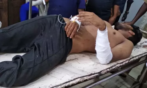 കുറ്റ്യാടിയില്‍ സി.പി.എം ബ്രാഞ്ച് സെക്രട്ടറിയുടെ വീടിന് നേരെ ബോംബേറ്; പേരാമ്പ്രയില്‍ ഡി.വൈ.എഫ്.ഐ പ്രവര്‍ത്തകന് വെട്ടേറ്റു