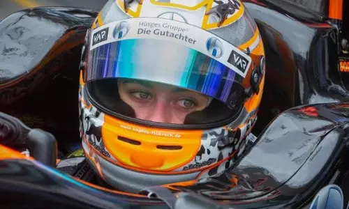 റേസിംങിനിടെ കാര്‍ പറന്നു; പതിനേഴുകാരി ഡ്രൈവര്‍ക്ക് നട്ടെല്ലിന് പരിക്ക്