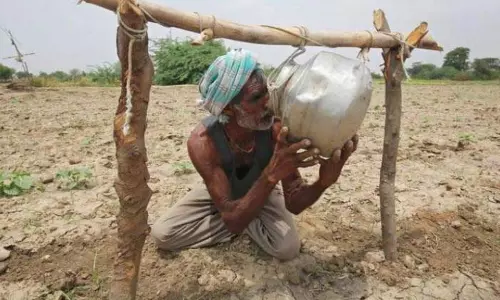 നോട്ട് നിരോധനം കര്‍ഷകരുടെ നടുവൊടിച്ചു; കേന്ദ്ര സര്‍ക്കാരിനെ വെട്ടിലാക്കി കൃഷി മന്ത്രാലയത്തിന്റെ റിപ്പോര്‍ട്ട്  