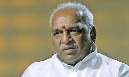 പൊന്‍ രാധാകൃഷ്ണന്റെ വാഹനം പൊലീസ് പമ്പയില്‍ തടഞ്ഞു