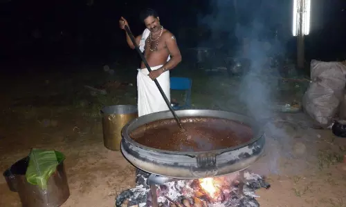 ഭക്തജനങ്ങളുടെ വരവ് കുറഞ്ഞതോടെ അപ്പം, അരവണ ഉൽപാദനവും കുറച്ചു