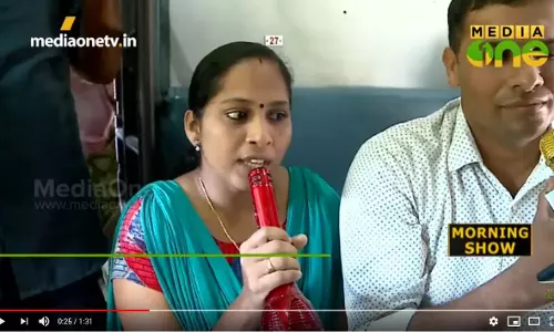 തീവണ്ടിയാത്രയിലെ മുഷിപ്പ് മാറ്റാന്‍ സംഗീത സദസുമായി ഒരു കൂട്ടം യാത്രക്കാര്‍ 