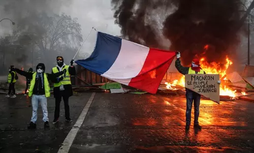 ഇന്ധന വിലവര്‍ധനക്കെതിരെ വന്‍ പ്രതിഷേധം; ഫ്രാന്‍സില്‍ അടിയന്തരാവസ്ഥ പ്രഖ്യാപിച്ചേക്കും 