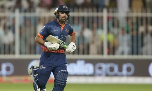 ധോണിയുടെ ഹെലികോപ്ടര്‍ ഷോട്ട് അനുകരിച്ച് റാഷിദ് ഖാന്‍; എഴുന്നേറ്റ് നിന്ന് കയ്യടിച്ച് സെവാഗ് 