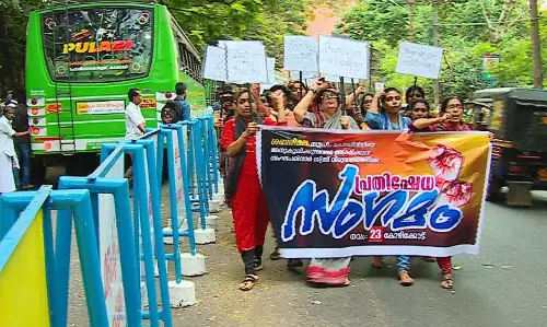 അപര്‍ണ ശിവകാമിക്ക് പിന്തുണയുമായി സ്ത്രീ കൂട്ടായ്മ