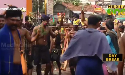 പേട്ടതുള്ളി ശബരിമലയ്ക്ക് പോകുന്നവര്‍ കുറഞ്ഞു; കച്ചവടക്കാര്‍ പ്രതിസന്ധിയില്‍