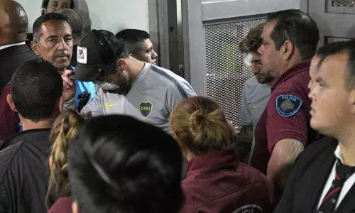 അര്‍ജന്റീനയില്‍ ഫുട്‌ബോള്‍ താരങ്ങള്‍ സഞ്ചരിച്ച ബസിന് നേരെ ആക്രമണം: ടെവസ് ഉള്‍പ്പെടെയുള്ളവര്‍ക്ക് പരിക്ക്   