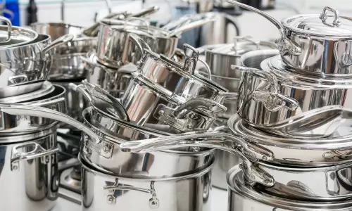 ഭക്തരുടെ വരവ് കുറഞ്ഞു; ശബരിമലയിലെ  സ്റ്റീൽ പാത്ര കച്ചവടക്കാരും പ്രതിസന്ധിയില്‍