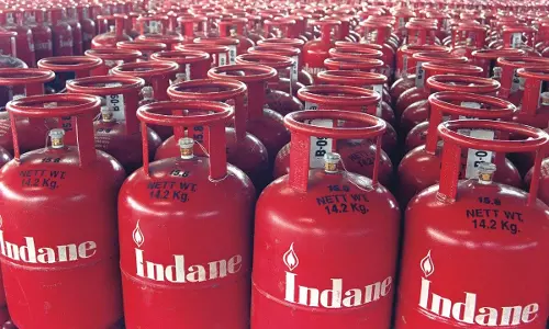 പാചകവാതക സിലിണ്ടറിന് 6.52 രൂപ കുറച്ചു 