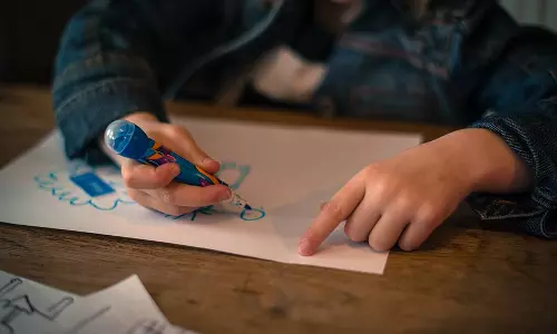 സ്വവര്‍ഗാനുരാഗത്തെ പ്രോത്സാഹിപ്പിക്കുന്നതായി സംശയം; റഷ്യയില്‍ കുട്ടികള്‍ വരച്ച ചിത്രങ്ങള്‍ പിടിച്ചെടുത്തു