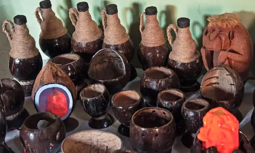 ചിരട്ടകള് ദിലീപ് കുമാറിന്റെ കൈകളിലെത്തുമ്പോള് മനോഹരമായ ശില്പങ്ങളായി മാറുന്നത് ഇങ്ങിനെയാണ് ചിരട്ടകള് ദിലീപ് കുമാറിന്റെ കൈകളിലെത്തുമ്പോള് മനോഹരമായ ശില്പങ്ങളായി മാറുന്നത് ഇങ്ങിനെയാണ്