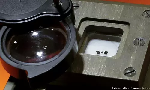 കോടികള്‍ക്ക് ലേലത്തില്‍ പോയ മൂന്ന് പാറക്കഷണങ്ങള്‍