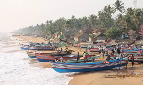 ഫ്ലാറ്റ് നല്‍കാത്തതില്‍ പ്രതിഷേധം; മത്സ്യത്തൊഴിലാളികള്‍ സര്‍ക്കാര്‍ ഭൂമി പ്രതീകാത്മകമായി കയ്യേറി 