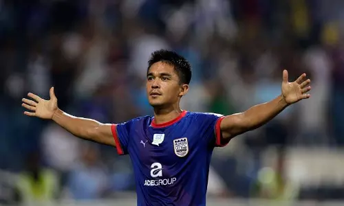 എെ.എസ്.എല്: ബെംഗളൂരു എഫ്.സി ഇന്നിറങ്ങുമ്പോള് എല്ലാ കണ്ണുകളും സുനില് ഛേത്രിയിലേക്ക് എെ.എസ്.എല്: ബെംഗളൂരു എഫ്.സി ഇന്നിറങ്ങുമ്പോള് എല്ലാ കണ്ണുകളും സുനില് ഛേത്രിയിലേക്ക്