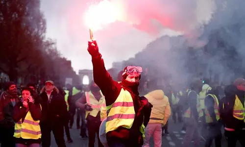 ഇന്ധനവില വര്‍ധിപ്പിച്ചു; ഫ്രാന്‍സില്‍ ജനങ്ങള്‍ തെരുവിലിറങ്ങി, വില കുറക്കുന്നത് വരെ സമരം